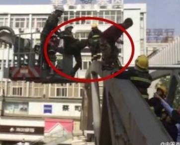 男子跳桥轻生 被消防战士一脚踹下获救